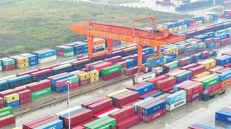 忙碌的南昌国际陆港（图）