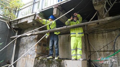 施工人员正在拆除大桥的电缆