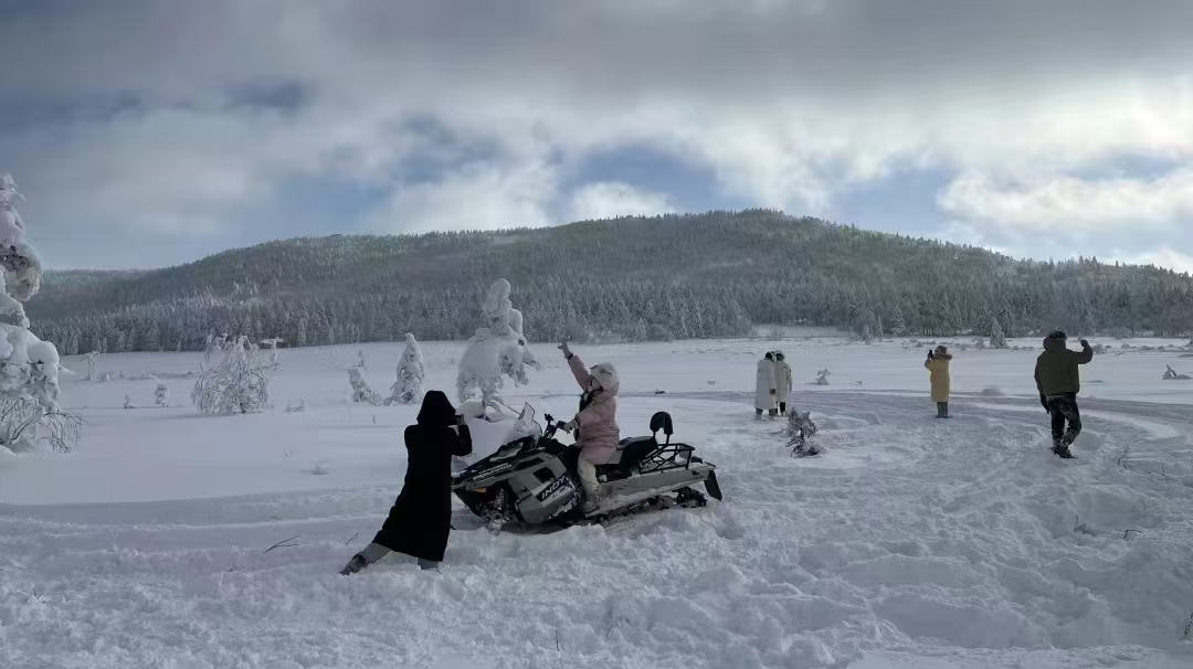 体验雪地摩托