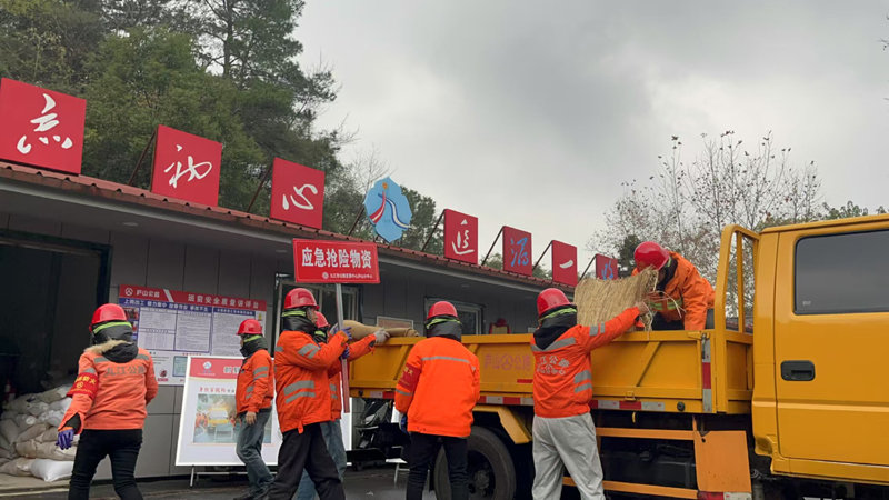庐山迎来入冬首场降雪 公路部门全力保畅迎接各方游客