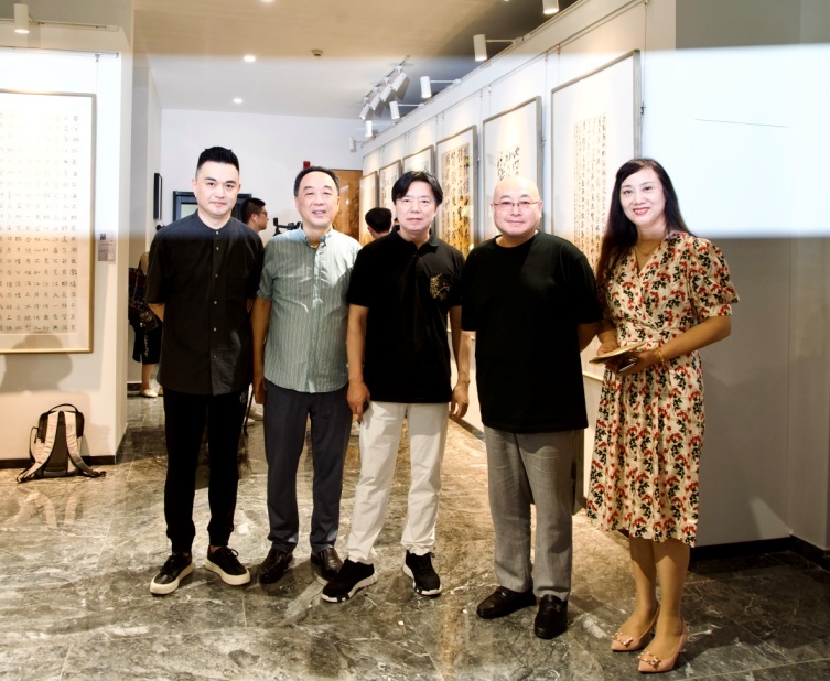 在南京与书法家管峻、王岚、阎揆和文化学者周学 (2021年摄)