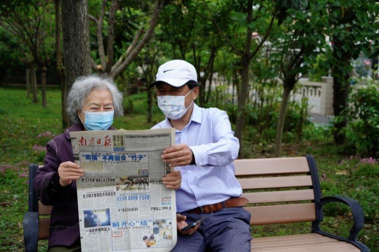 疫情后期,在南京卫岗大院看望舞蹈艺术家黄素嘉 (2022年摄)