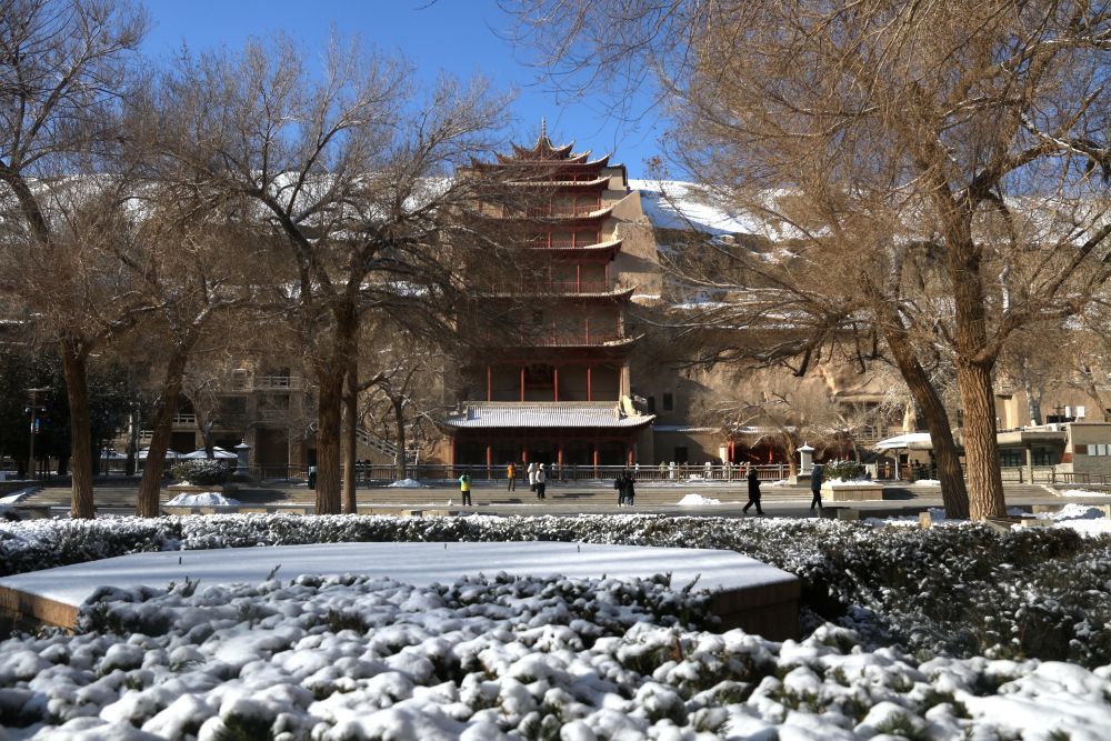 2024年12月12日，游客在甘肃省敦煌市莫高窟参观。