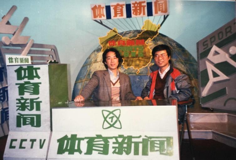 在央视体育节目演播室采访主持人韩乔生 (1990年摄)