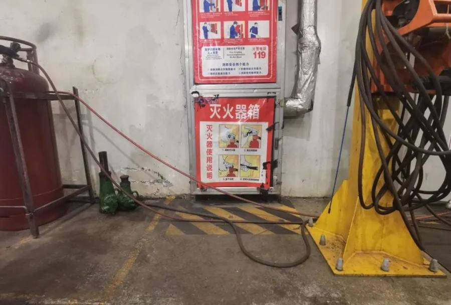 某企业拆解车间一处消防栓被杂物遮挡。