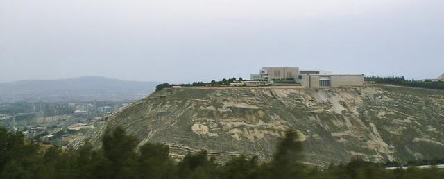 大马士革西边梅泽区的梅泽山,朱拉尼在山下长大。