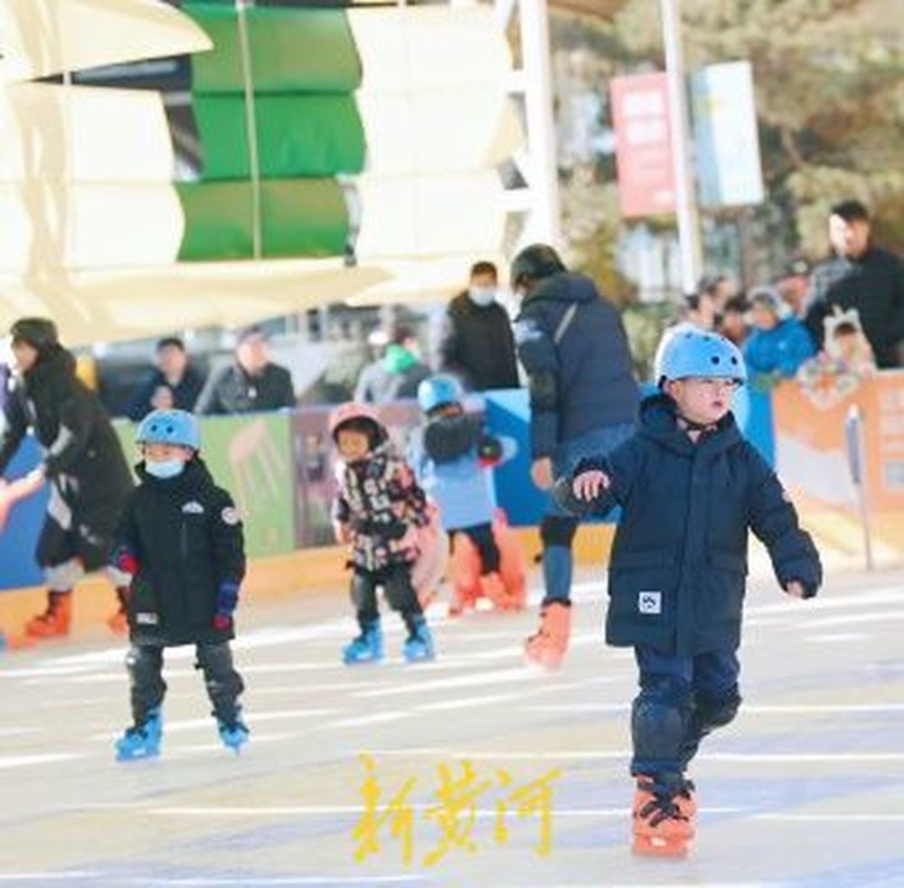 冬日暖阳下 商圈户外冰场吸引市民感受冰雪运动