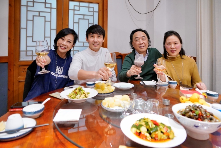 我们夫妇在南京与演员张铎、陈松伶夫妇 (2024年摄)