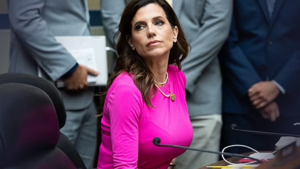 没眼看！美国共和党女议员南希·梅斯旧视频曝光：与两女一男接吻，嘴对嘴传酒