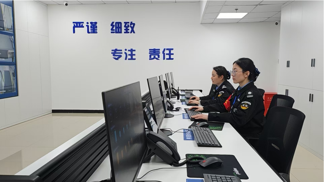 南昌东站集中判图室内安检员正在盯屏作业。(陈灵玲 摄)