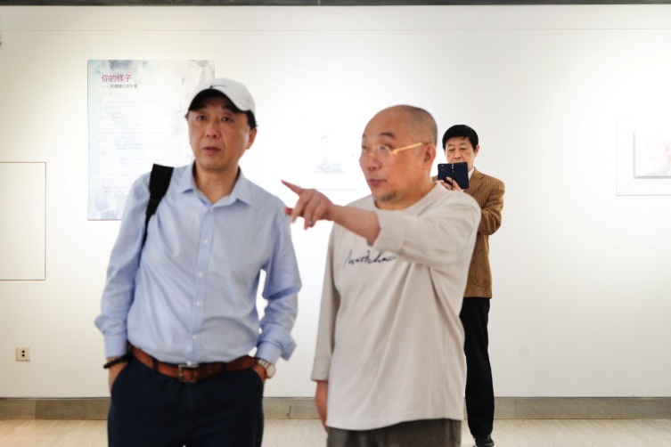 在南京采访油画家邢健健 (2023年摄)