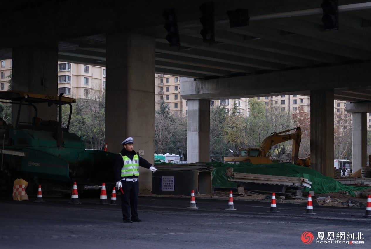 交警在现场维持交通秩序