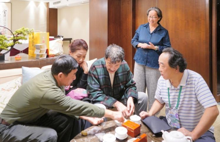 在南京与演员岳红(左二)、刘威 (左三)和雨花石藏家王道林、宋小维夫妇 (2024年摄)