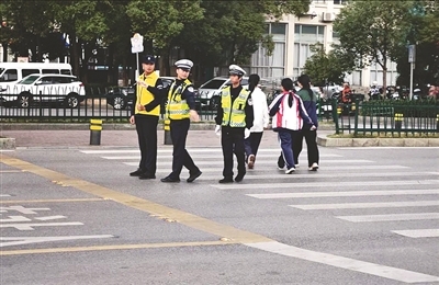 交警护航学生过马路