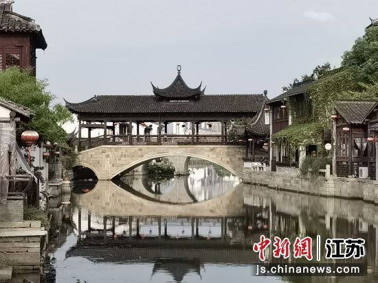 在巴城老街人们可以近距离感受昆曲的大美大雅。欣悦摄