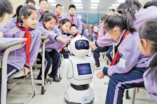 12月4日，邯郸经开区紫薇苑小学学生们欢迎机器人宾果老师上课。 董 源摄
