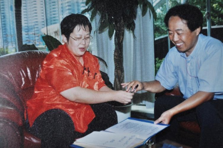 在央视采访主持人张越 (2002年摄)