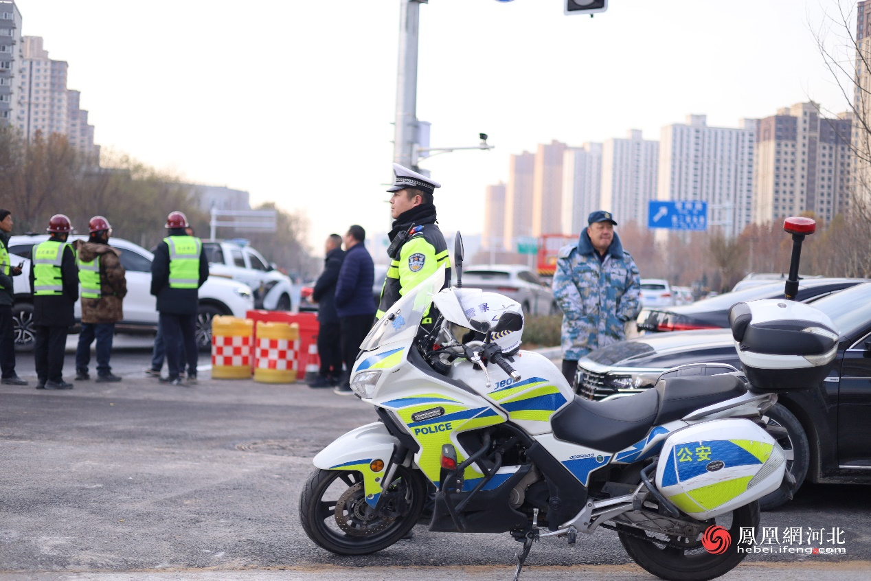 交警在现场维持交通秩序