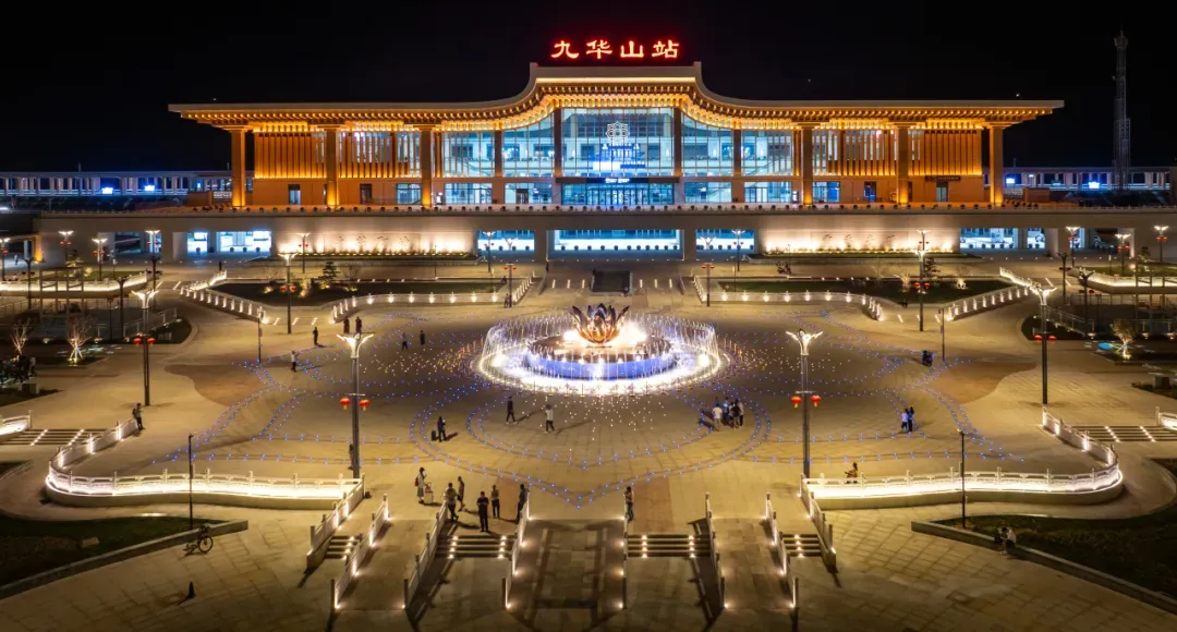 随着池黄高铁正式开通运营，标志着九华山文旅发展迈入高铁时代。