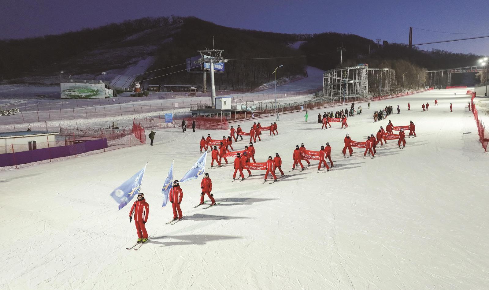 “全国大学生 吉林喊你来滑雪”活动启动仪式上的滑雪表演。 本报记者 潘硕 李皎月 摄