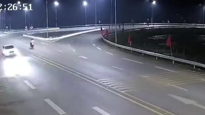 越南16岁少年无证驾驶摩托车逆行，与小汽车迎面相撞，摩托车上2人被撞飞1死1伤