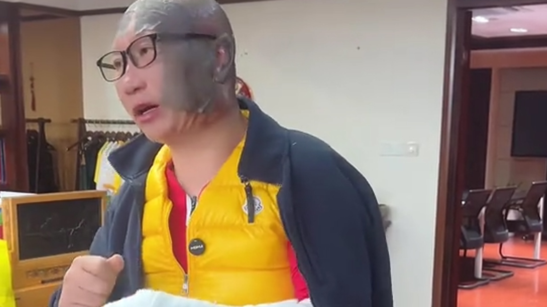 周黑鸭创始人被卡磁炉炸伤：一定要到正规场所购买正规品牌，注意卡磁炉使用安全