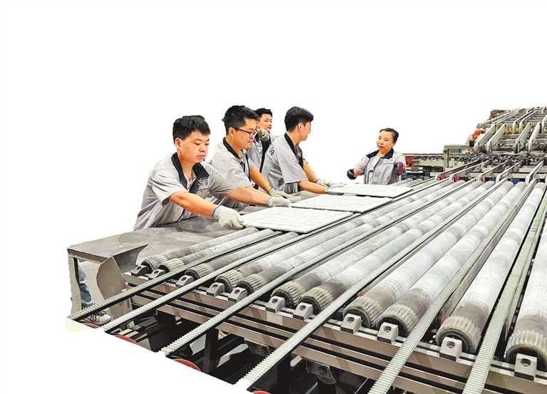 在安阳市内黄县贝利泰陶瓷有限公司生产车间内，工人正有序打包瓷砖。受访者供图