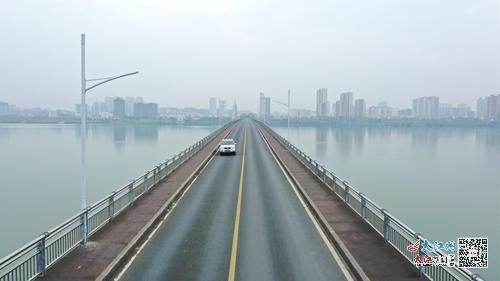 大桥上的红缨枪路灯已经拆除