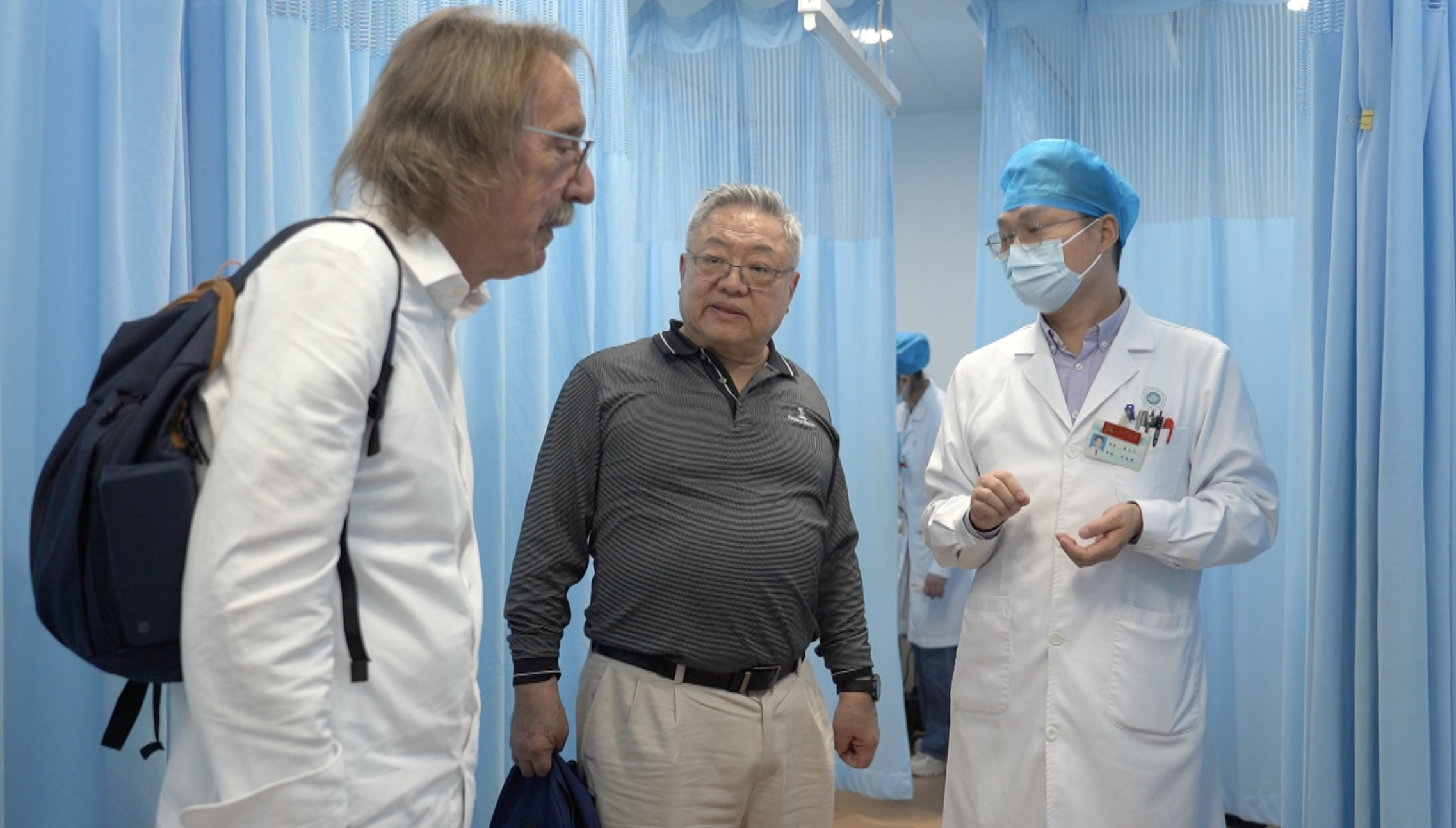 宋殿澄带外国朋友前来体验该院的骨科治疗