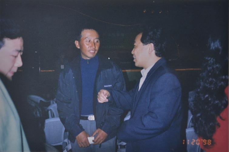 在北京采访导演冯小宁 (1998年摄)