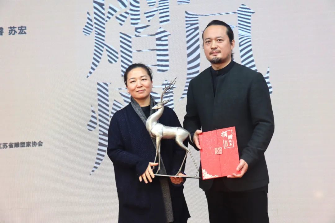 陈建华向淮安市文化馆捐赠神鹿雕塑
