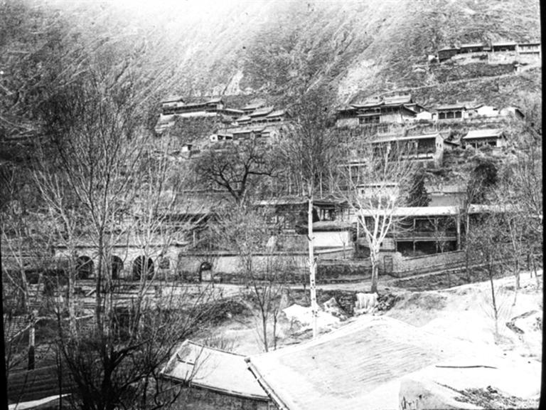 图四　初冬雪后的五泉山景象