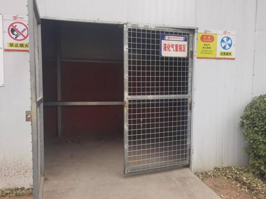 某企业液化气重瓶区门口未设置静电释放装置。