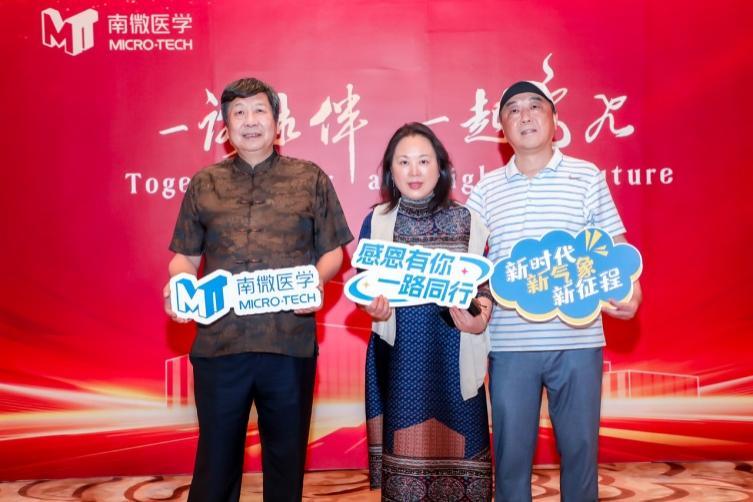 我们夫妇在南京与制片人隆晓辉 (2023年摄)