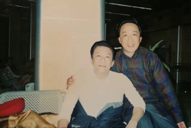 与演员侯耀文(已逝)在央视春晚直播现场 (摄于2002年)