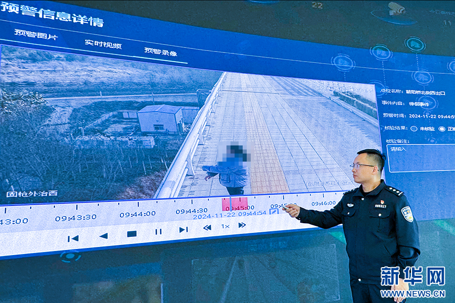 张保荣介绍“防坠桥风险预警模型”工作原理。 新华网 杨喜龙 摄