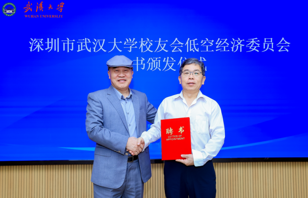 图为：刘少雄会长为黄晓明主席颁发任命书