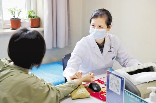 11月27日，来自中国中医科学院广安门医院的主任医师颜志芳，在广安门医院保定医院坐诊。本报记者 李 巍摄