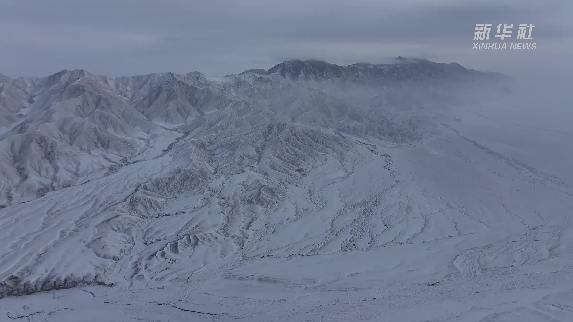 甘肃阿克塞：积极应对冰雪天气 保障道路安全畅通