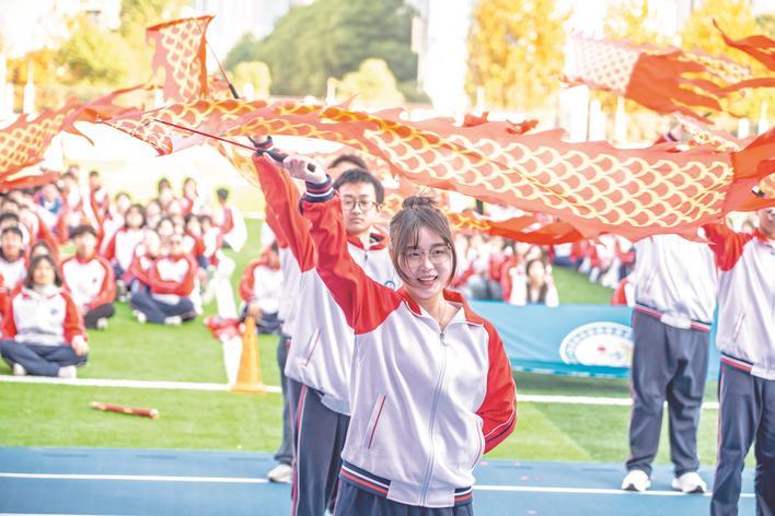 老师穿上校服和学生一起跳 学校供图