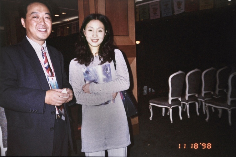 在重庆采访演员陶虹 (1998年摄)