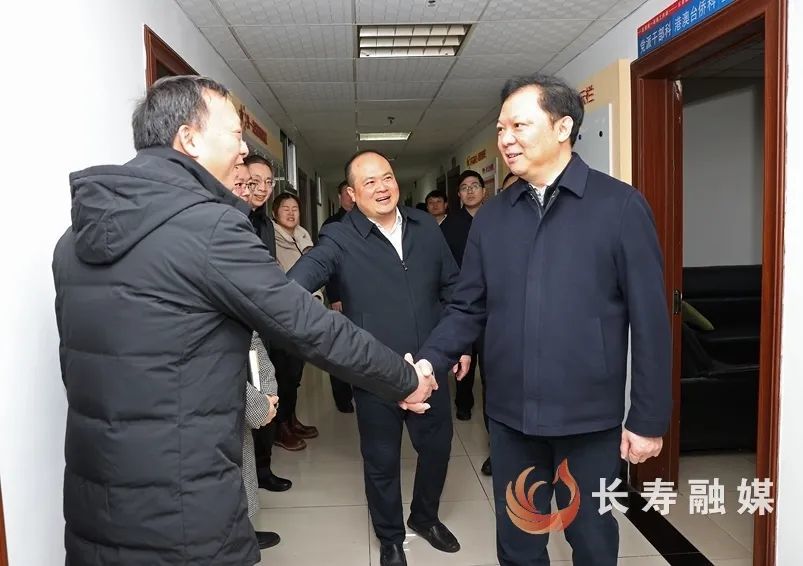 ▲区委书记、长寿经开区党工委书记江夏到区委统战部走访