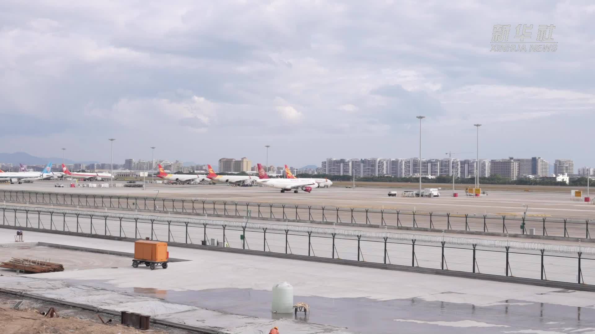 海南自贸港建设赶工忙：三亚凤凰国际机场T3航站楼屋盖钢结构完成首次提升