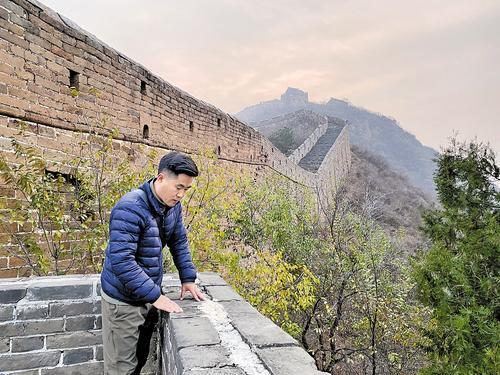 11月8日,林强在金山岭长城上进行日常巡查。 本报记者 张晓华摄