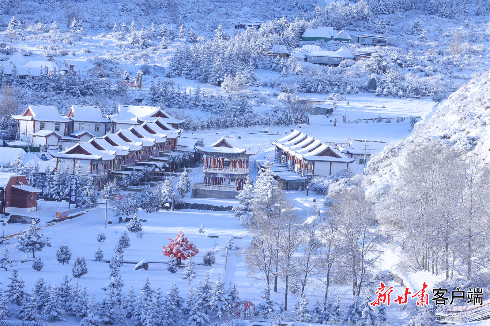 冬雪过后，张掖市肃南裕固族自治县马蹄寺景区银装素裹。