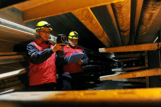 图为国网重庆市区供电公司员工在解放碑地下环形电力隧道排查运行中的电缆线路。 韩薇 摄