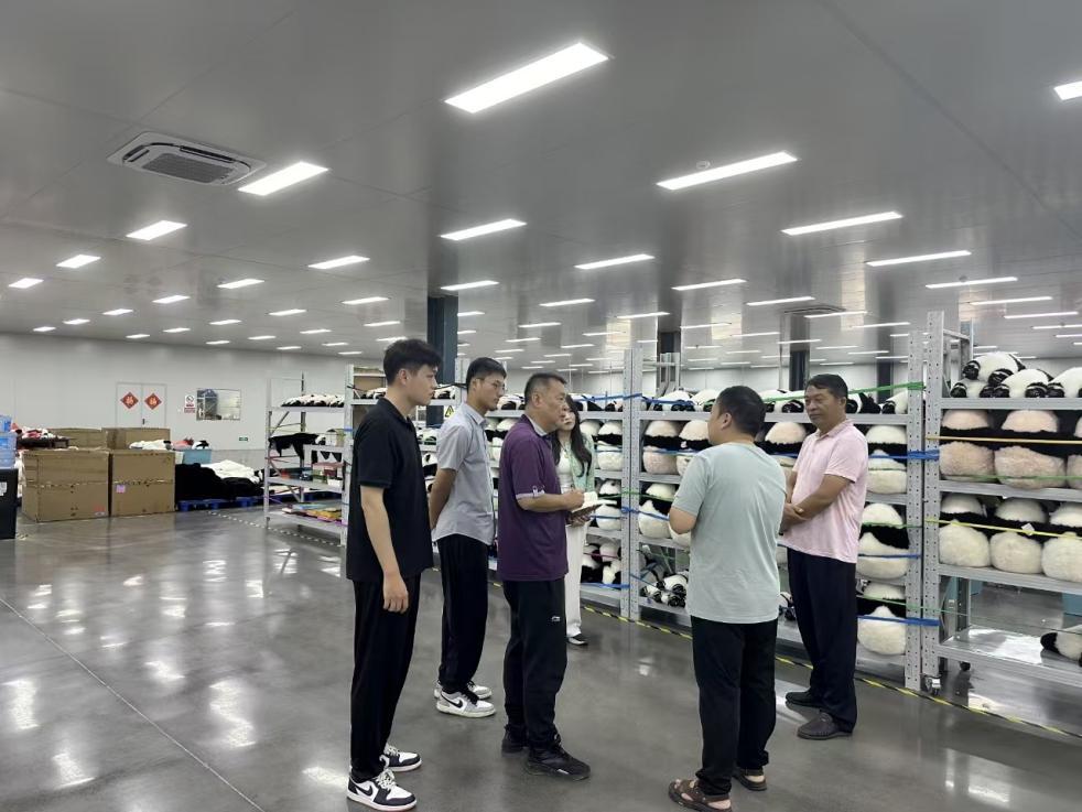 省派第一书记和工作队员利用各种资源拓展各类特色产品销路