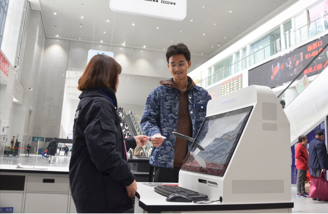 南昌站智能安检系统电子化登记旅客禁限品,电脑打印出“禁限物品信息单”。(刘慕 摄)