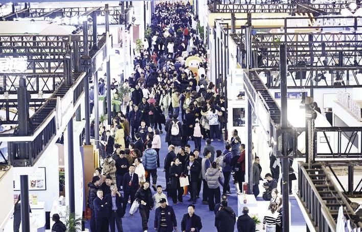 展会吸引众多观展者，展馆内人头攒动。