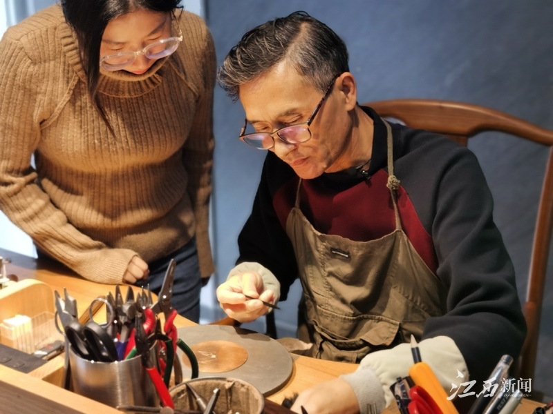 ▲学生观摩吴刚錾刻技艺（图：陆文青）